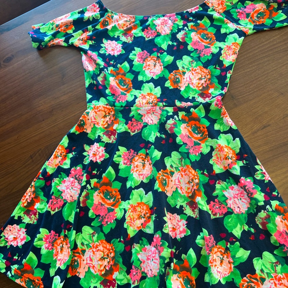 Boutique off the shoulder mini dress, size Medium but fits like a Small